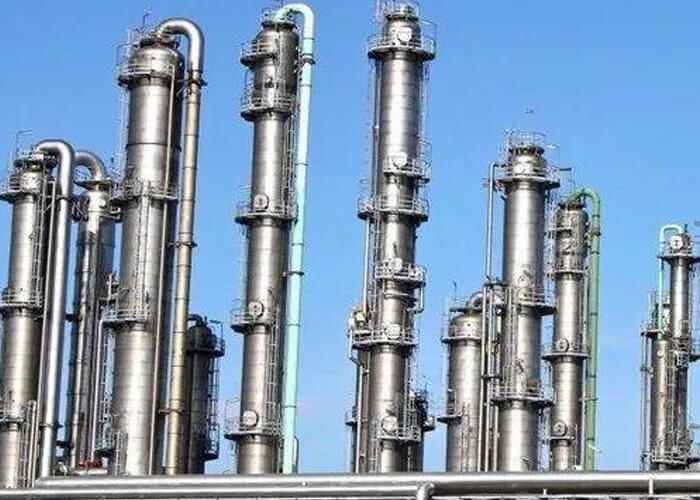 Complete distillation column with internal vane collector trays
