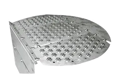Floating valve trays